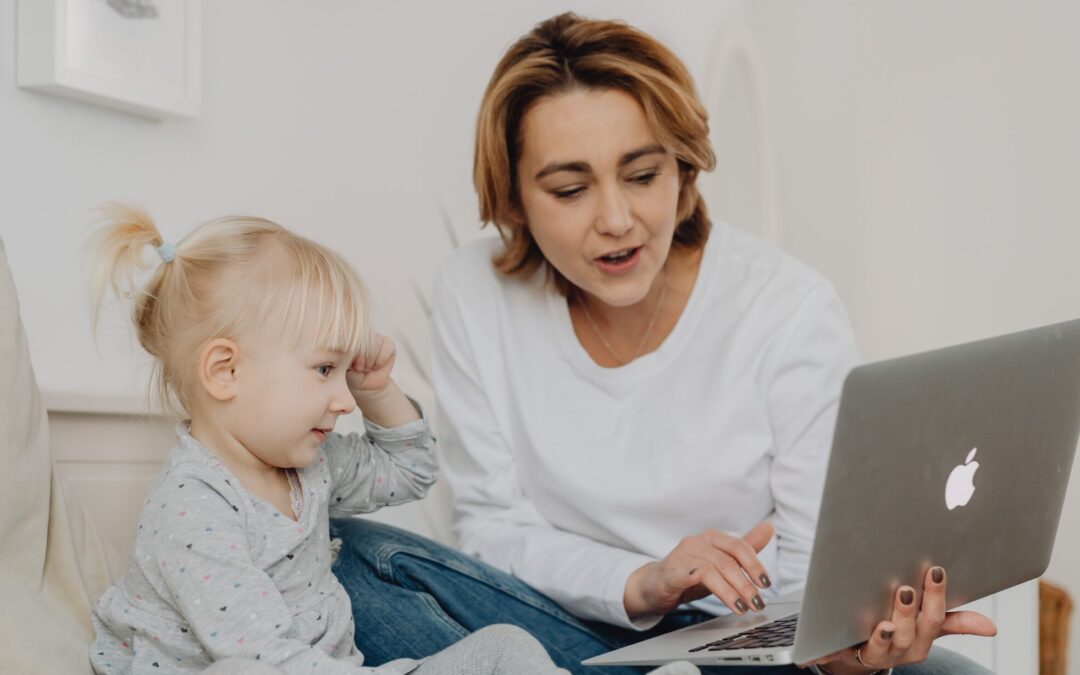 vrouw kijkt samen met kind op laptop
