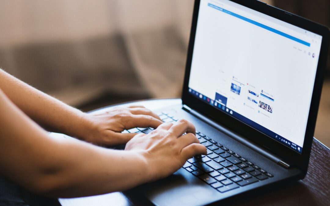 Persoon surft op het internet op een laptop
