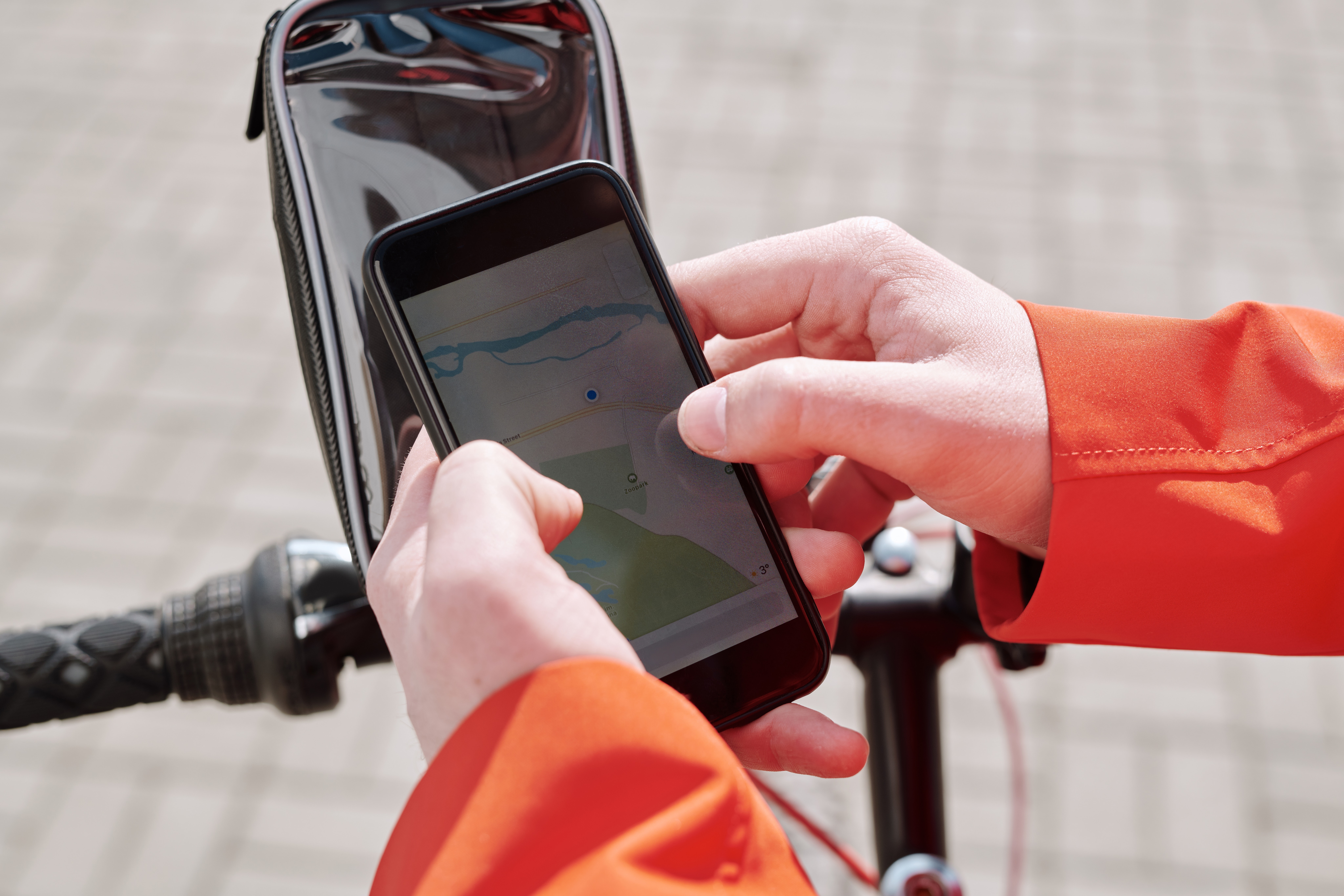 Persoon met de fiets stelt navigatie in op smartphone